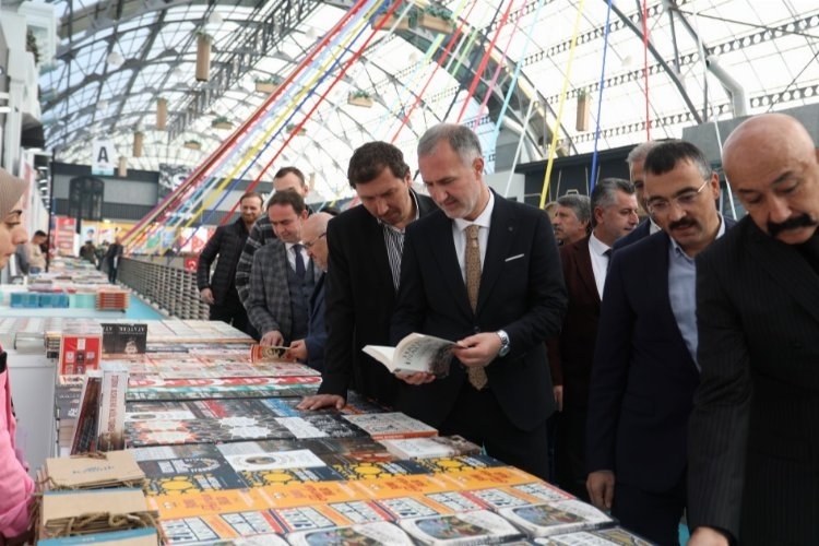 Bursa İnegöl'de 1 milyon kitap okuyucuylarıyla buluştu
