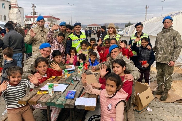 Bingöl'de depremzede çocuklara Jandarma morali