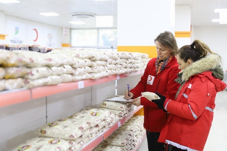 Kızılay'ın 12 sosyal marketi hizmet vermeye başladı.