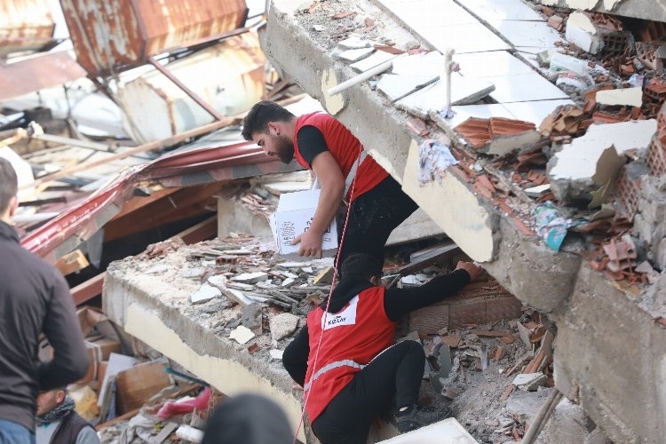 Kızılaycılar da depremden doğrudan etkilendi