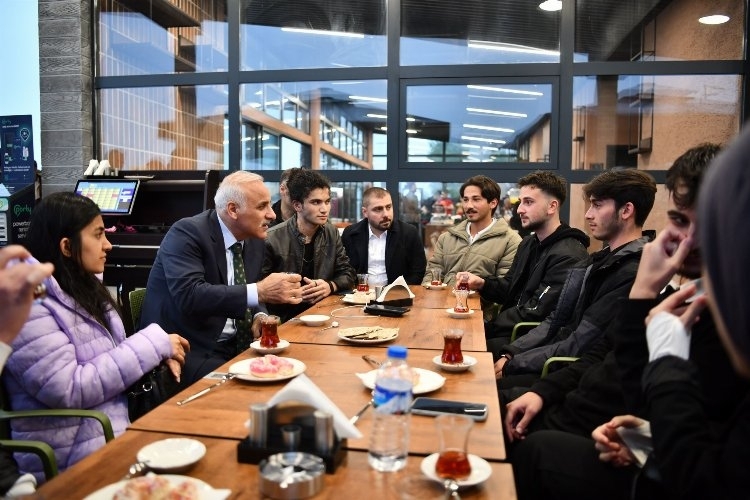Başkan Murat Zorluoğlu, Sosyal medyadan çağırdığı gençlerle buluştu